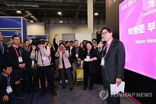 미국 라스베이거스에서 열린 세계 최대 전자제품 전시회 'CES 2025'에서 부산시 명의로 첫 단독관이 운영에 들어갔다. 박형준 시장이 지난 8일 부산시 단독관 개관을 축하하는 인사말을 하고 있다. [부산시 제공=연합뉴스]